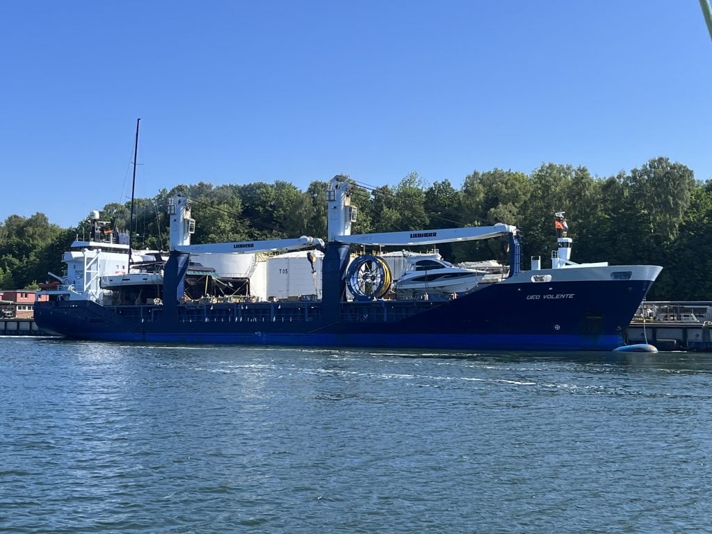 IMG_4586 Frachtschiff beladen mit Yachten