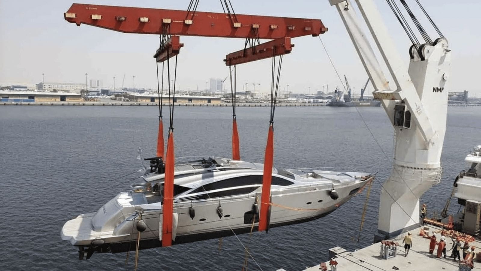 Yachtverladung auf Frachtschiff